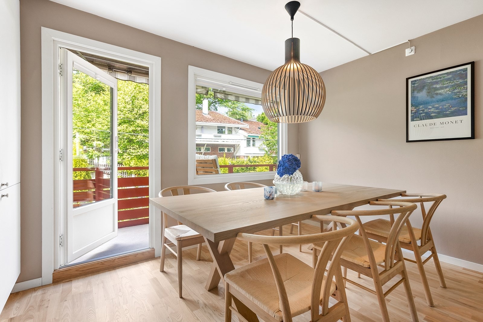 Direkte utgang fra kjøkkenet til nord-vestvendt balkong på 8m² - perfekt for ettermiddagskaffen. Galleribilde