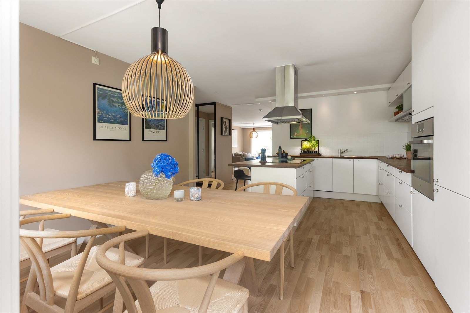 Spiseplassen ved kjøkkenet gir en hyggelig ramme for måltider med familie og venner. Galleribilde