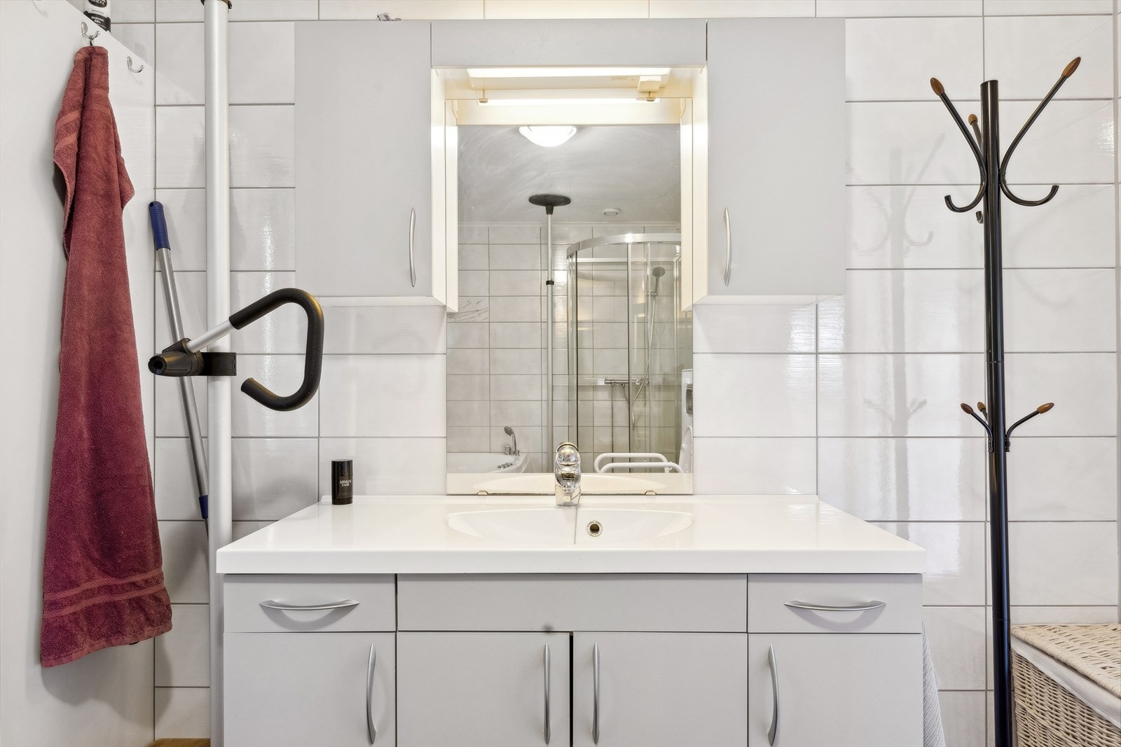 Romslig baderomsinnredning med mye oppbevaringsplass Galleribilde