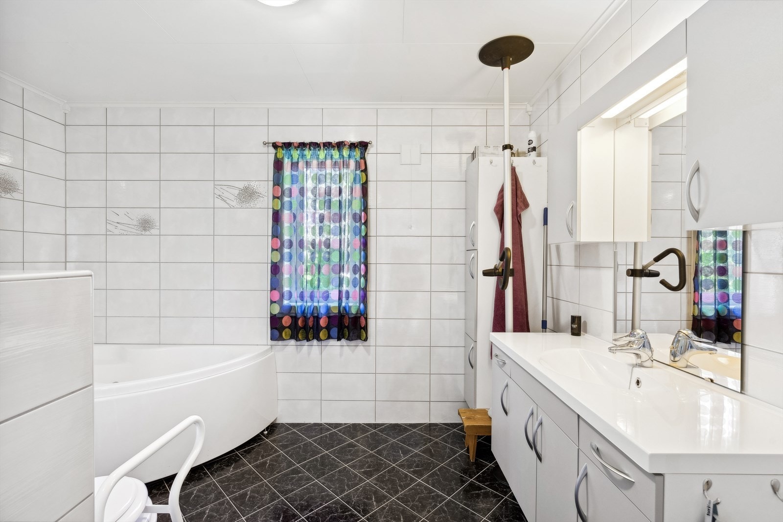 Pent, flislagt bad med varmekabler i gulv Galleribilde