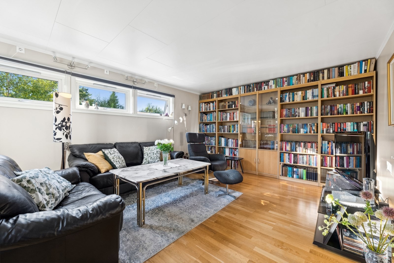 TV-en kan med fordel plasseres mot/på vegg Galleribilde