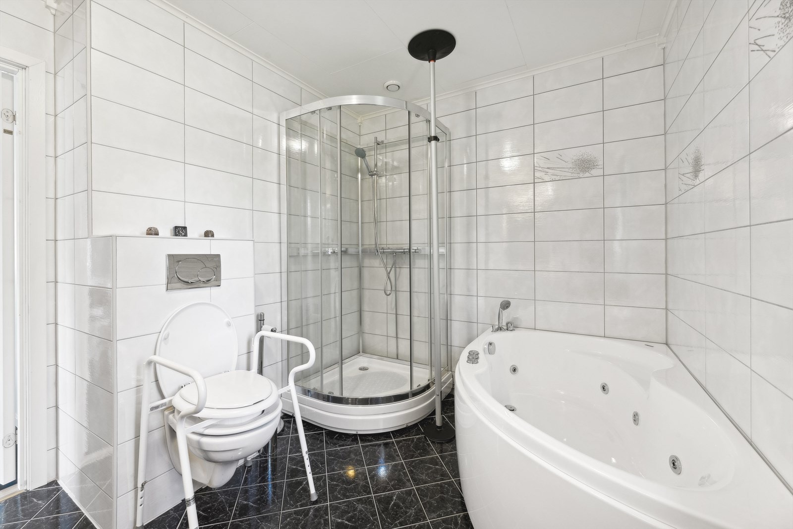 Boblebadekar, dusjkabinett og vegghengt wc. Galleribilde