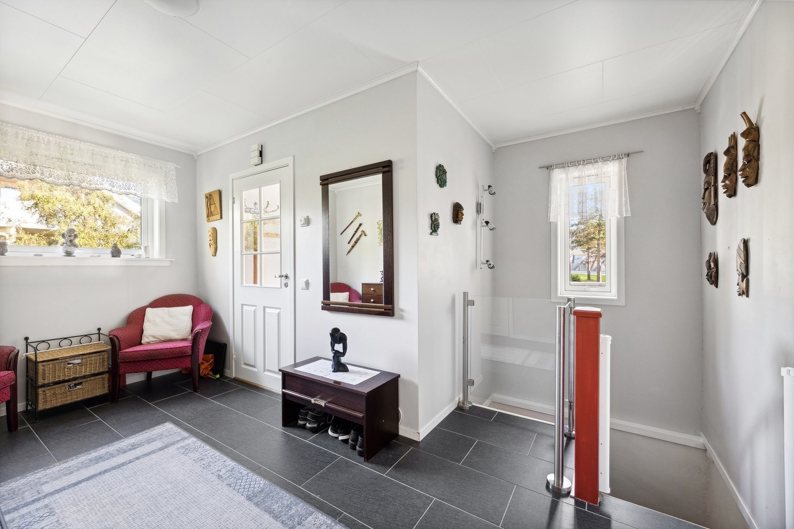 Her er det varmekabler i gulv. Ytterligere plass for garderobeløsninger. Galleribilde