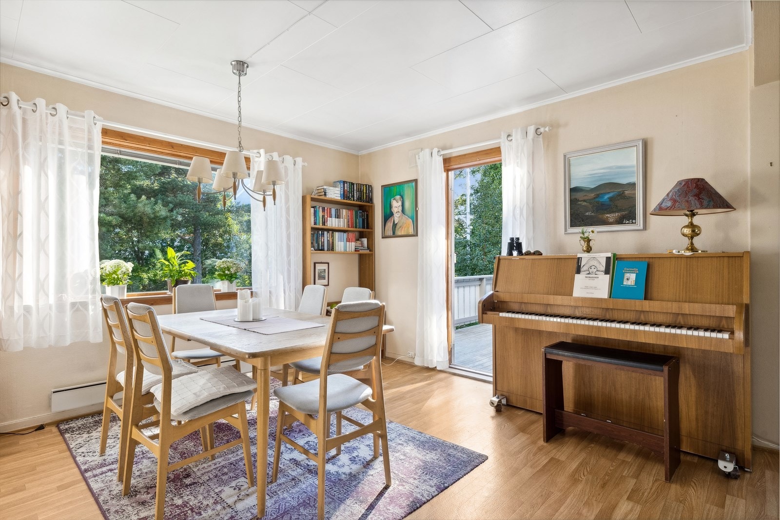 Samle familie og/eller venner rundt middagsbordet for et hyggelig måltid Galleribilde