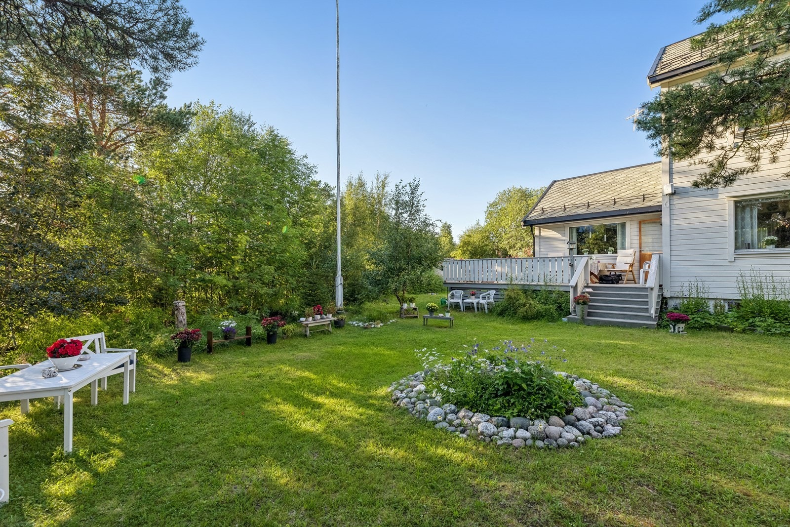 Flott skjermet hage og uteområde Galleribilde