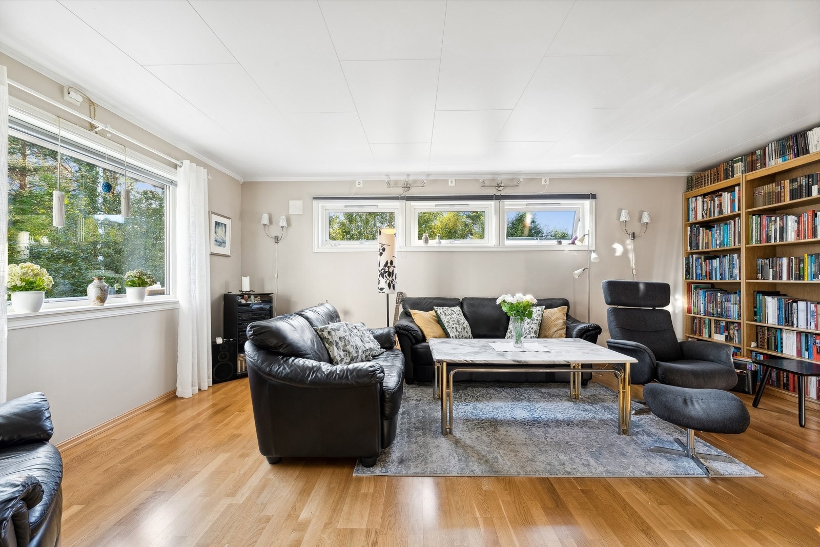 TV-stuen byr på god plass for en stor sittegruppe Galleribilde