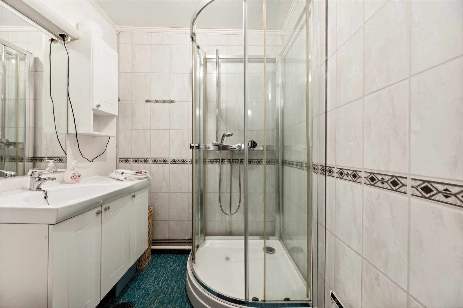 Bad i 2.etg med dusjkabinett, wc og lys baderomsinnredning. Galleribilde