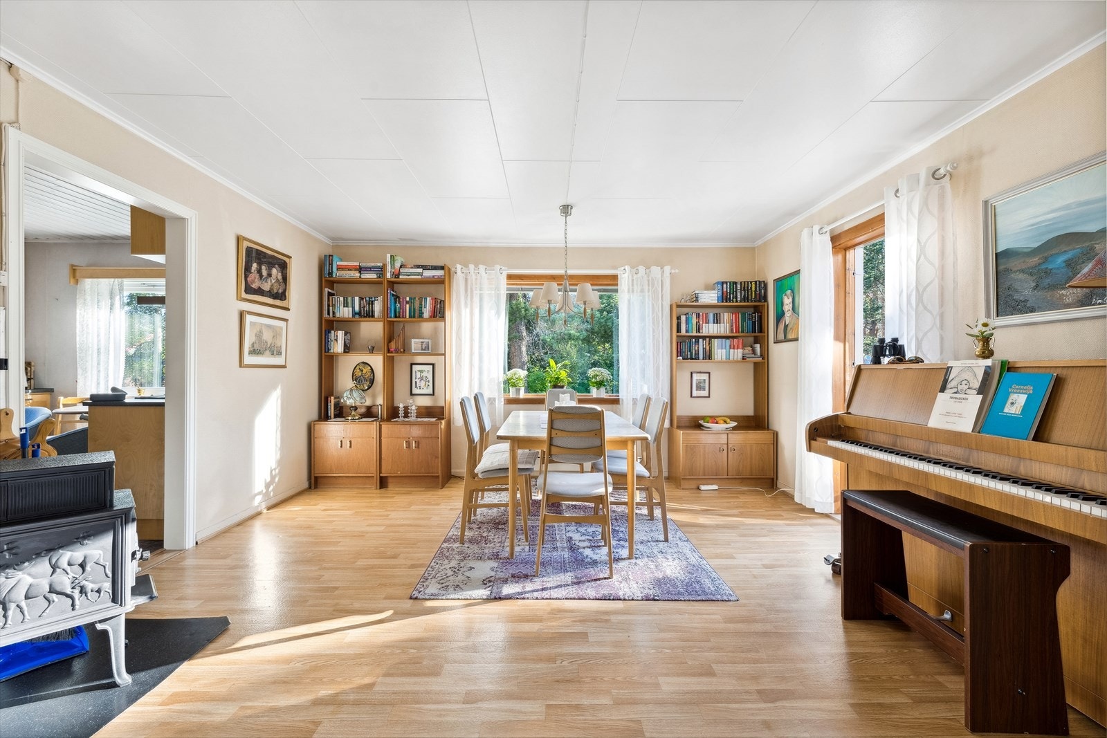 Rikelig med plass for en god spisegruppe Galleribilde