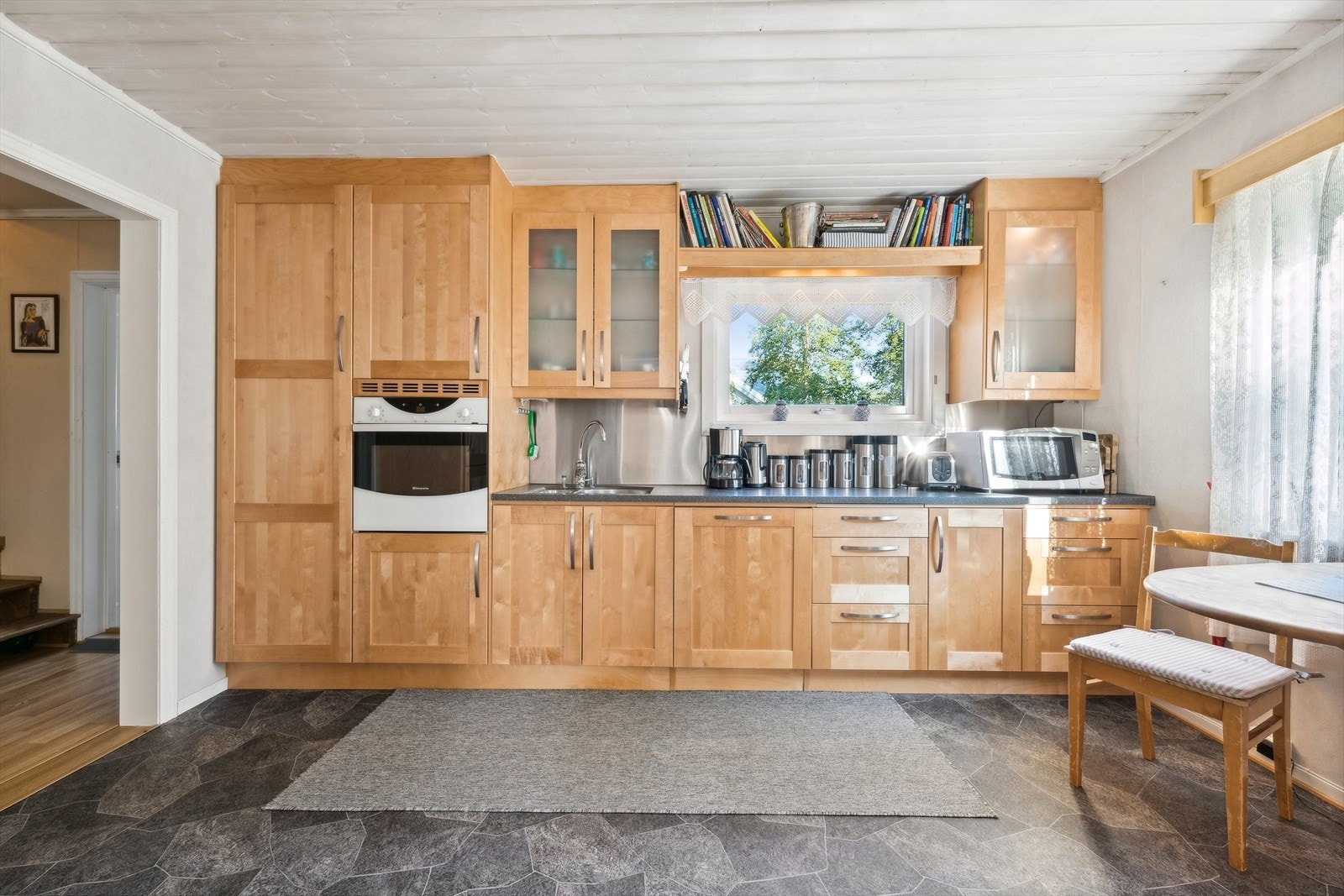 Romslig og godt kjøkken med alt en måtte trenge av skap-, skuff- og benkeplass. Galleribilde