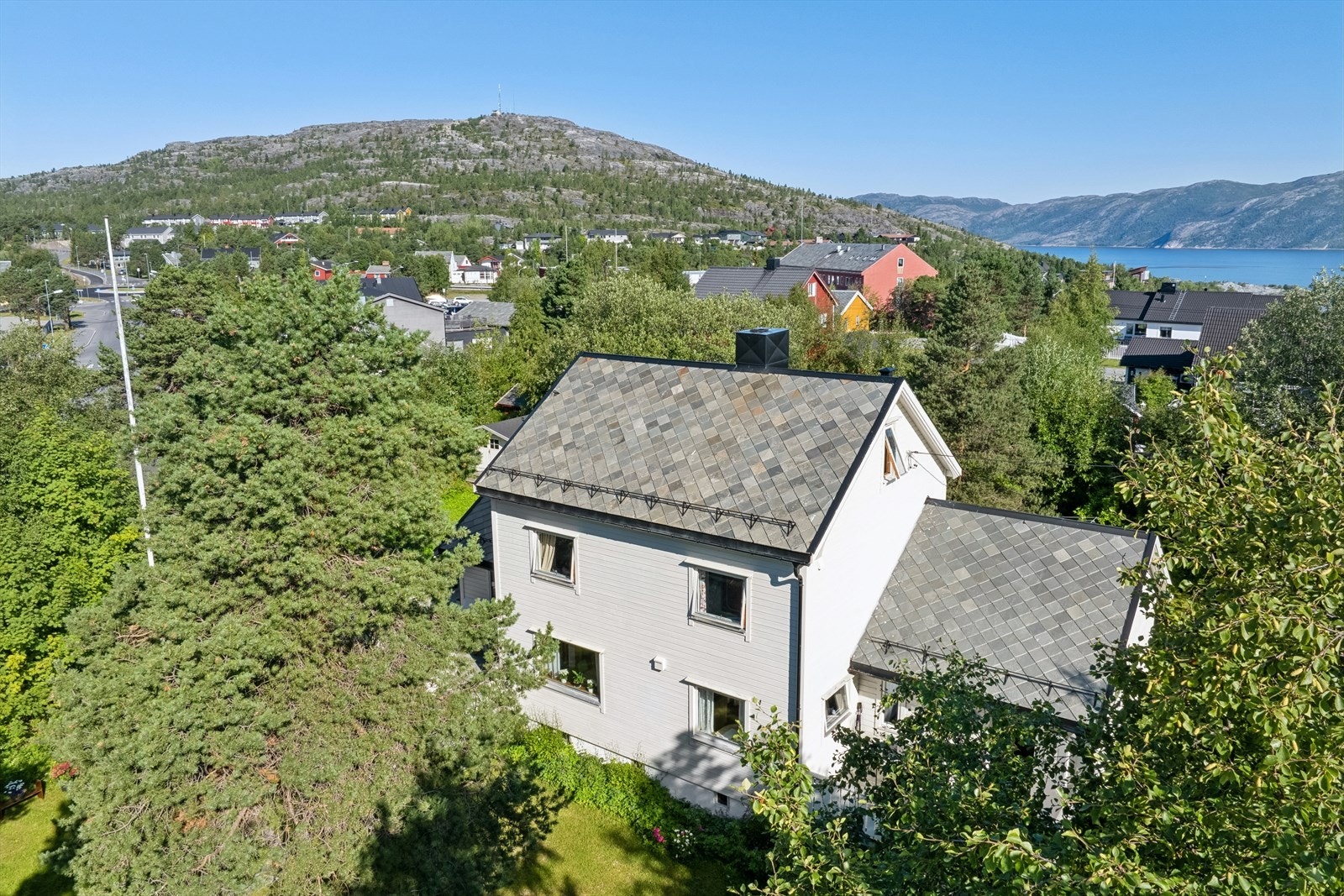 Parkering i halvpart av dobbelgarasje som deles med nabo. Ellers gode parkeringsforhold i innkjørsel. Galleribilde