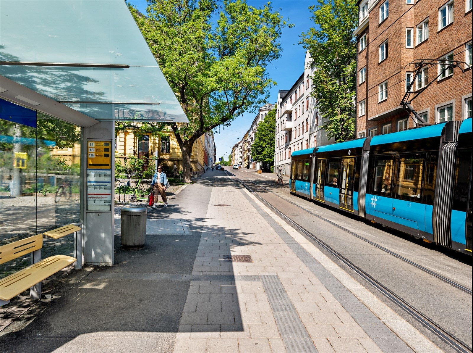 Bislett er et viktig kollektivt knutepunkt og her finner du både trikken med trikkelinjene 17 og 18 samt 21-bussen med hyppige avganger. Galleribilde
