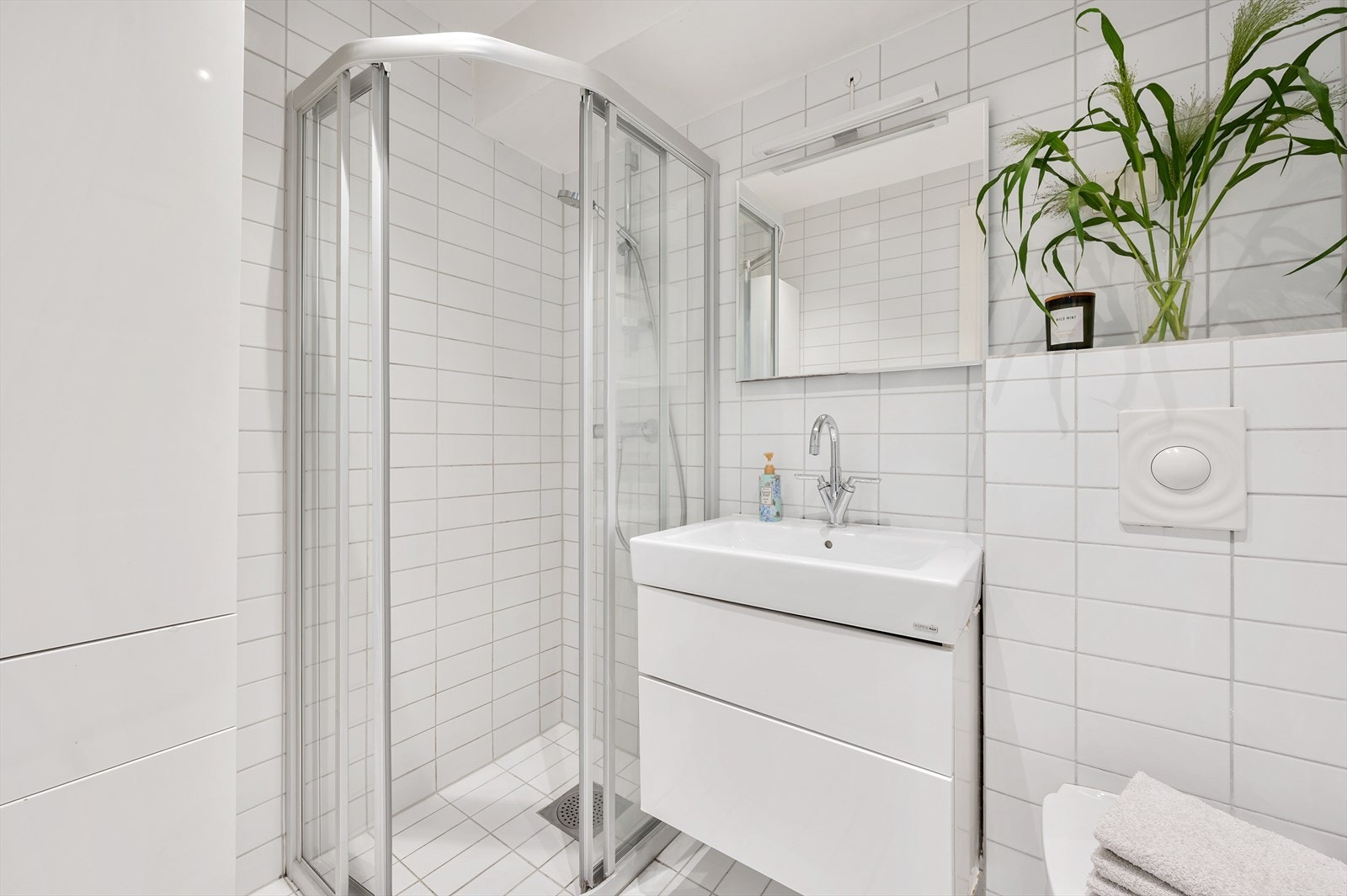 Rommet har innredning med nedfelt servant, veggmontert toalett og dusjvegger/hjørne. Galleribilde