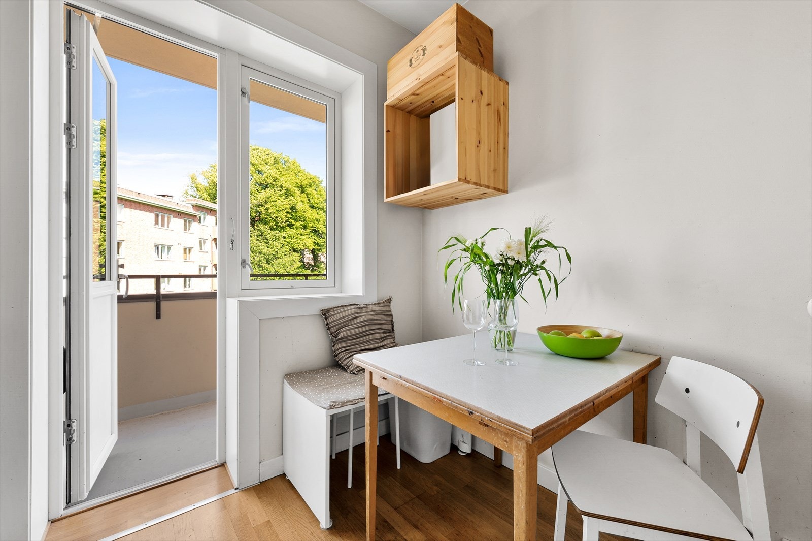 Her har du plass til både matlaging og gode stunder rundt kjøkkenbordet. Galleribilde