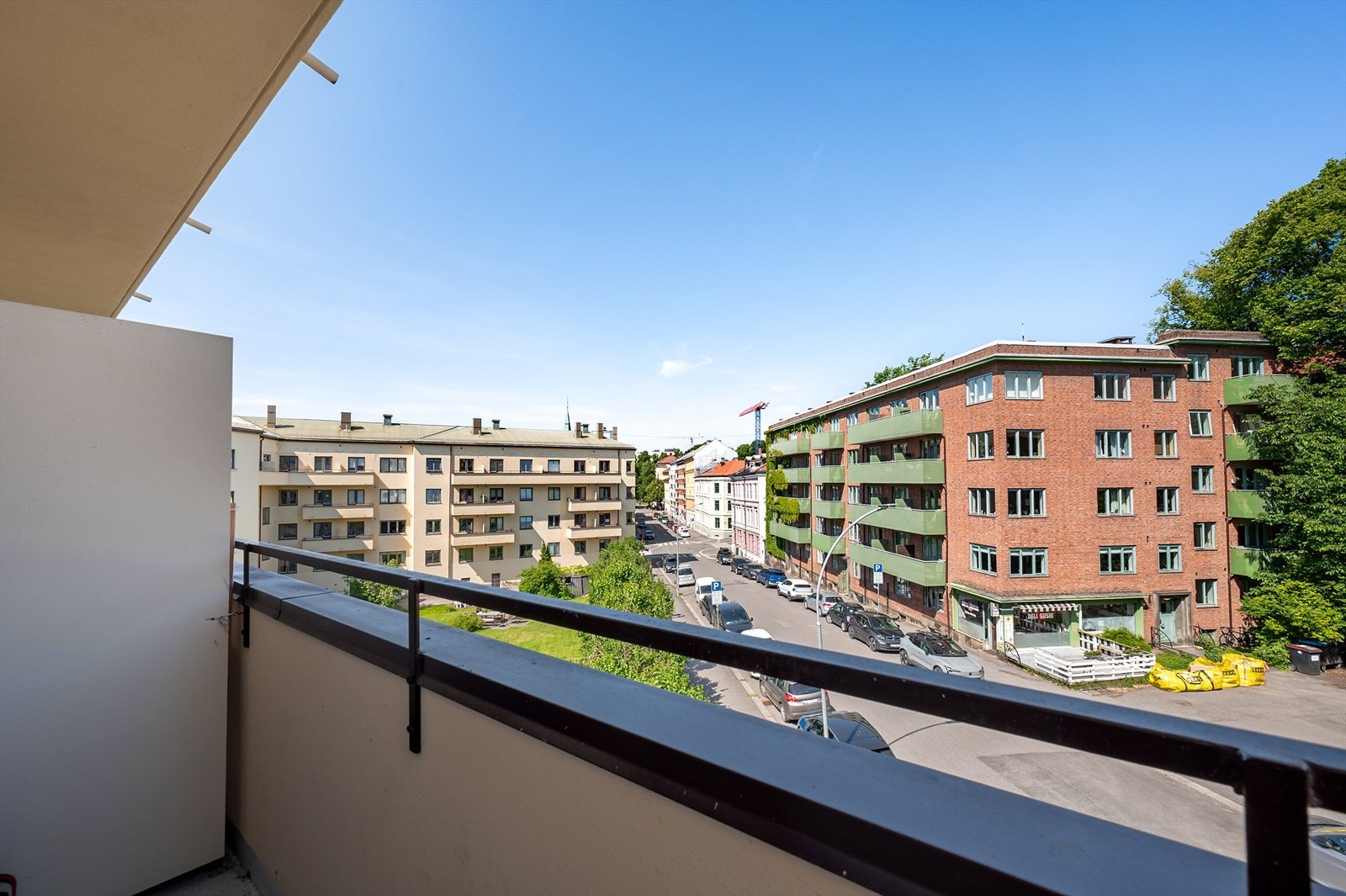 Vestbalkong som vender ut som sameiets hyggelig hage. Galleribilde