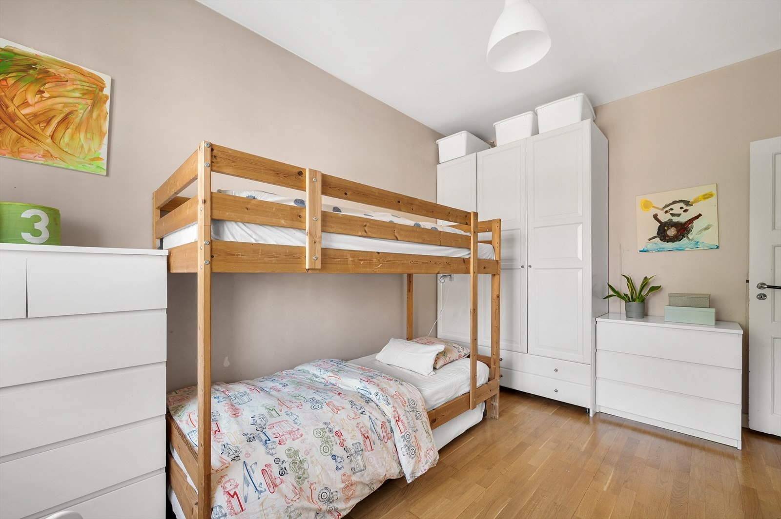 Her er det god plass til dobbeltseng og garderobeløsning. Galleribilde