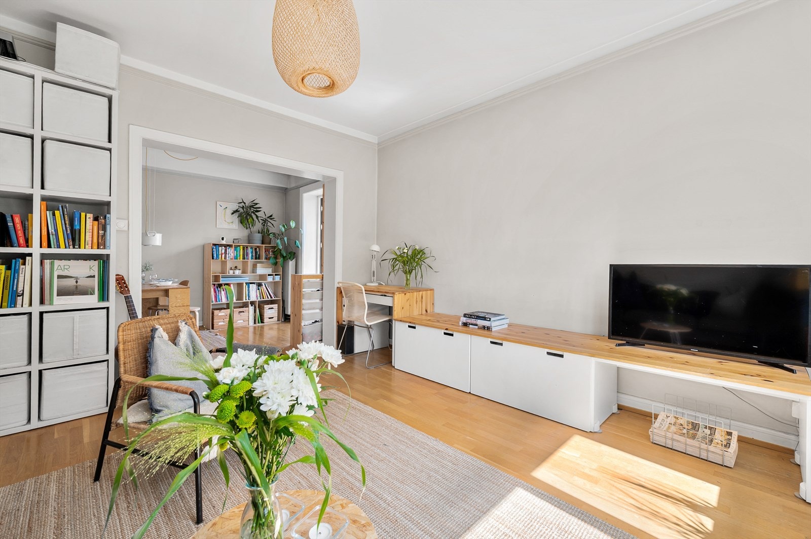 Leiligheten har en god planløsning og består av romslig stue/spisestue, separat kjøkken, bad og stort soverom. Galleribilde