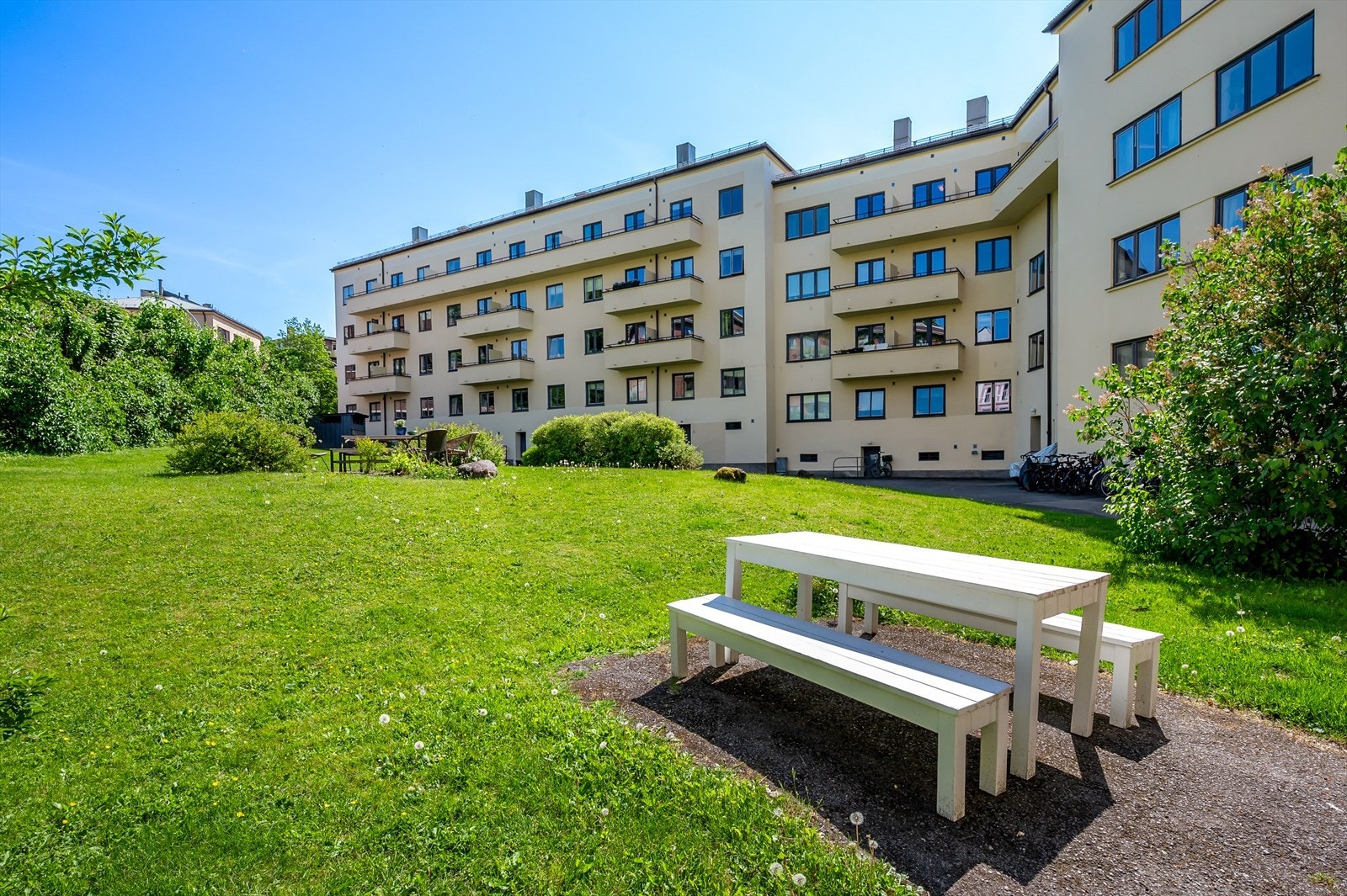 Stor og flott bakhage til felles bruk for beboerne. Galleribilde