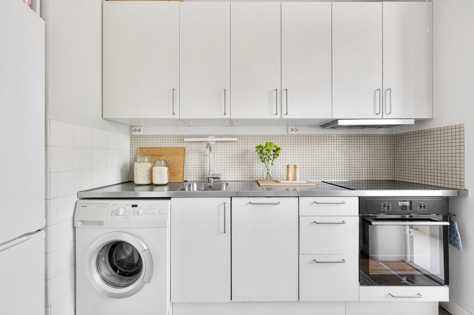 Videre har du hvitevarer som kjøleskap, oppvaskmaskin, platetopp og stekeovn. Det er kjøkkenventilator med kullfilter. Galleribilde