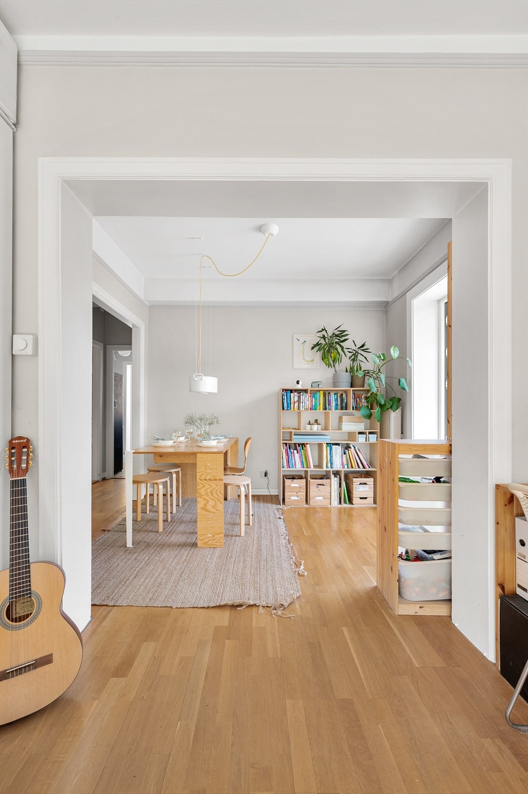 Lys og luftig spisestue, perfekt for sosiale sammenkomster. Naturlige materialer gir en innbydende atmosfære. Galleribilde