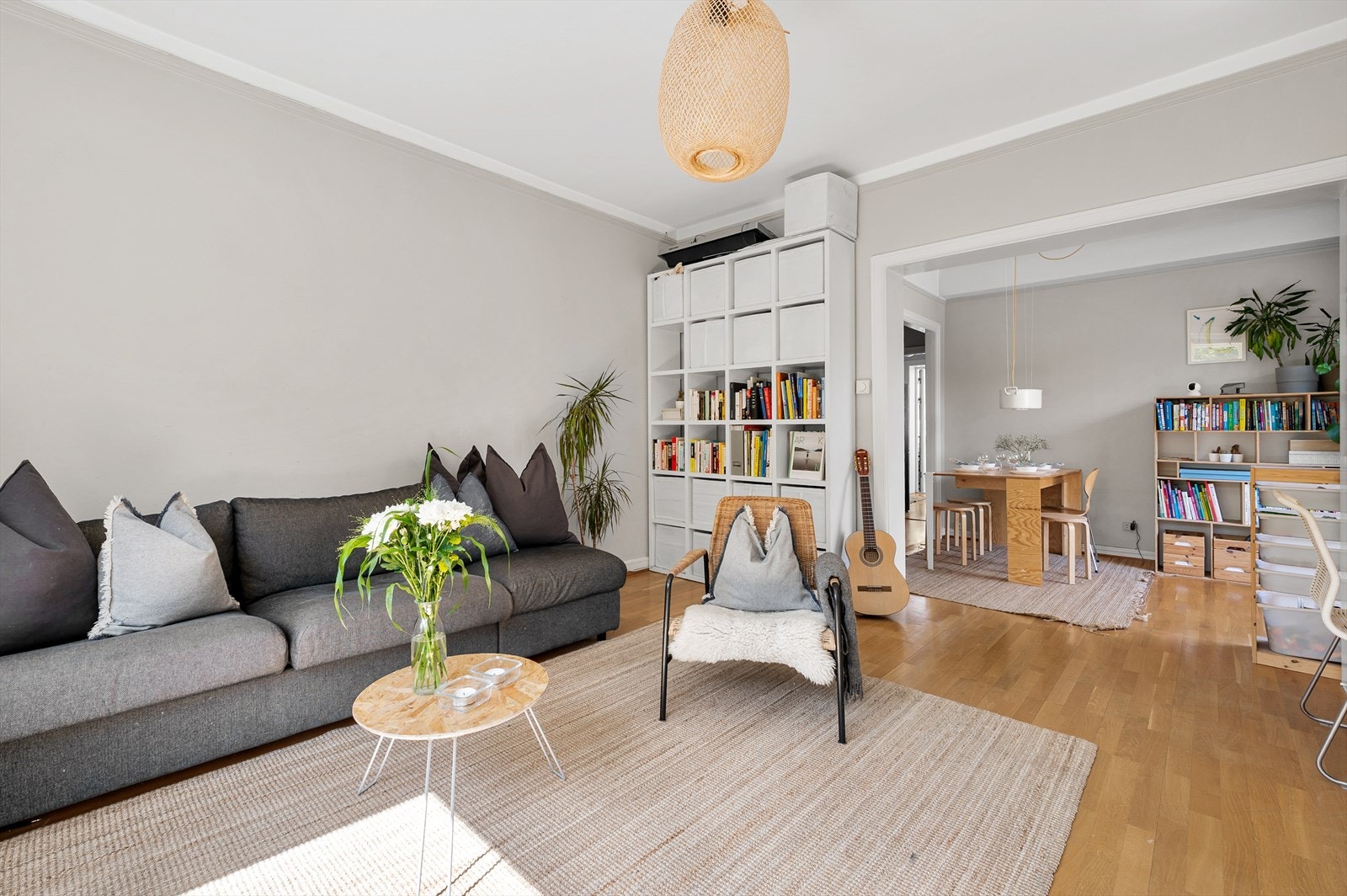 Her er det god plass til sofaseksjon med tilhørende møblement, TV-benk og stort spisebord. Galleribilde