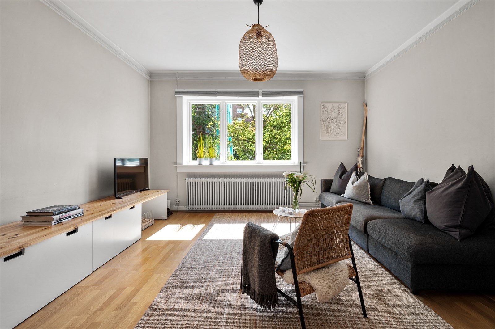 Lys og hyggelig stue med store vindusflater som gir rikelig med naturlig luft og lys. Galleribilde