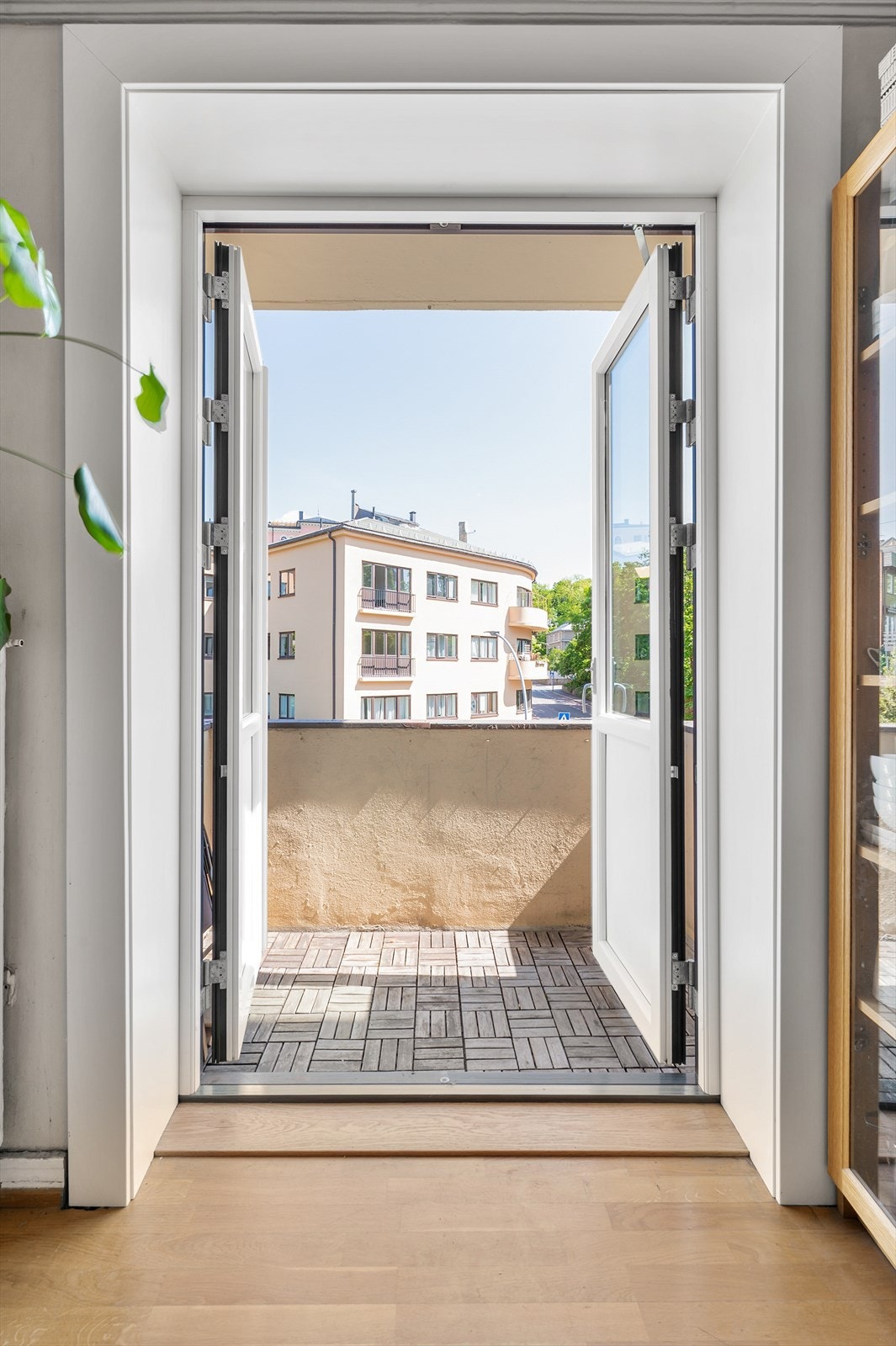 Boligen har en særdeles attraktiv beliggenhet på Bislett. Her får du en lys 2-roms hjørneleilighet med kort avstand til byens fasiliteter og servicetilbud. Galleribilde