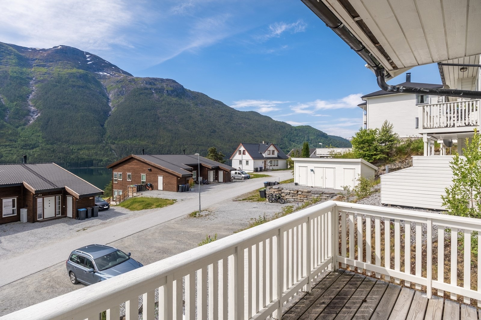 Triveleg veranda med flott utsikt mot Storehogen og Eidsfjorden. Galleribilde
