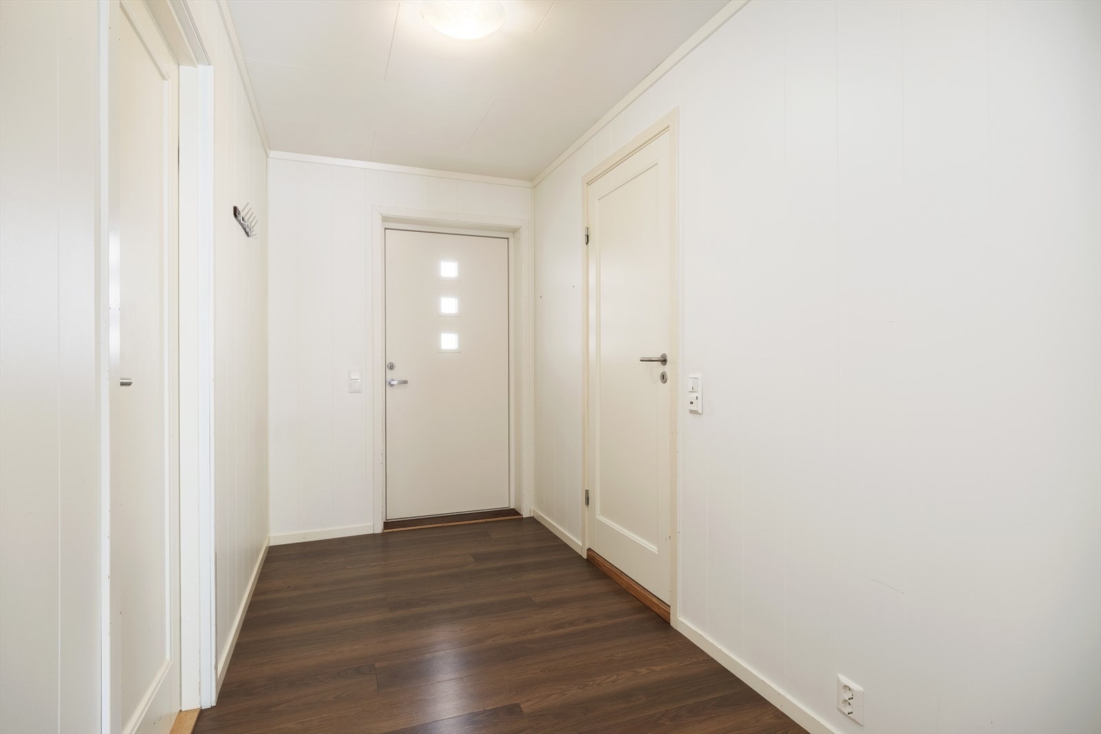 Velkommen inn! - Lys og luftig entré med plass til å sette frå seg sko og henge frå seg klede. Galleribilde