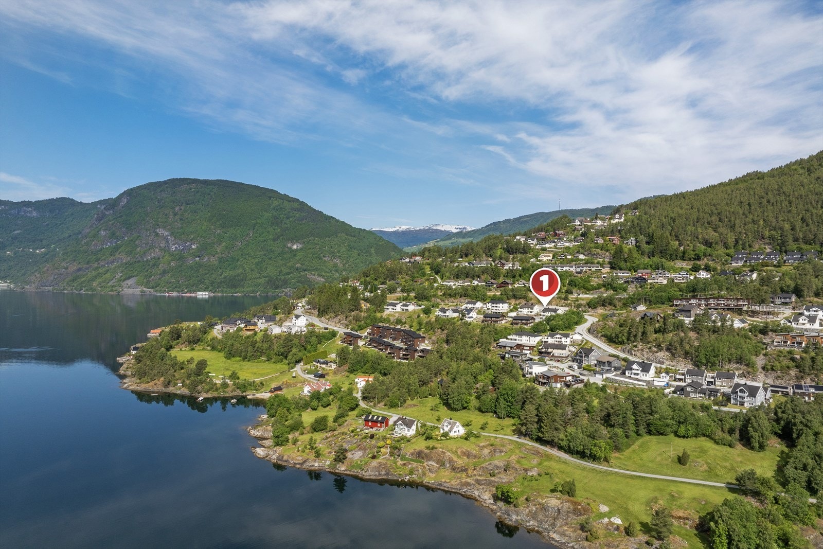 Eigedomen ligg i eit roleg bustadfelt på Kjørnes, og det er omlag 5 kilometer til Sogndalsfjøra. Til sentrum er det opparbeida opplyst gang og sykkelveg. Galleribilde