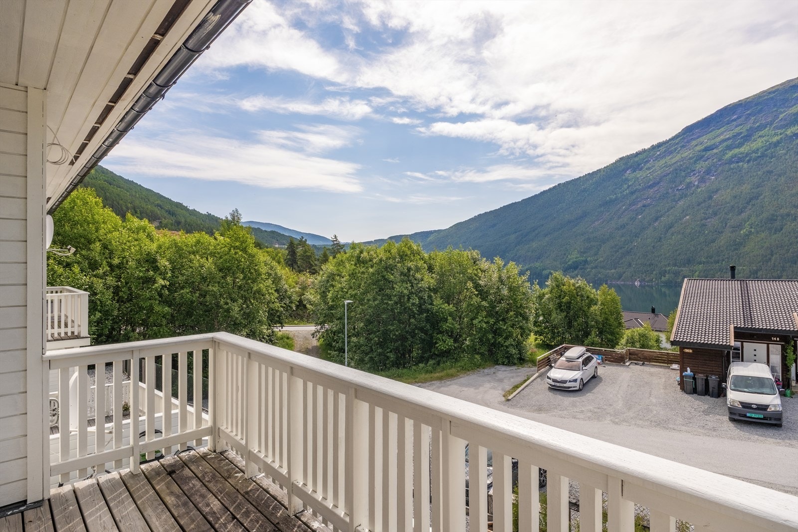 Verandaen ligg sørvendt med gode soltilhøve. Galleribilde