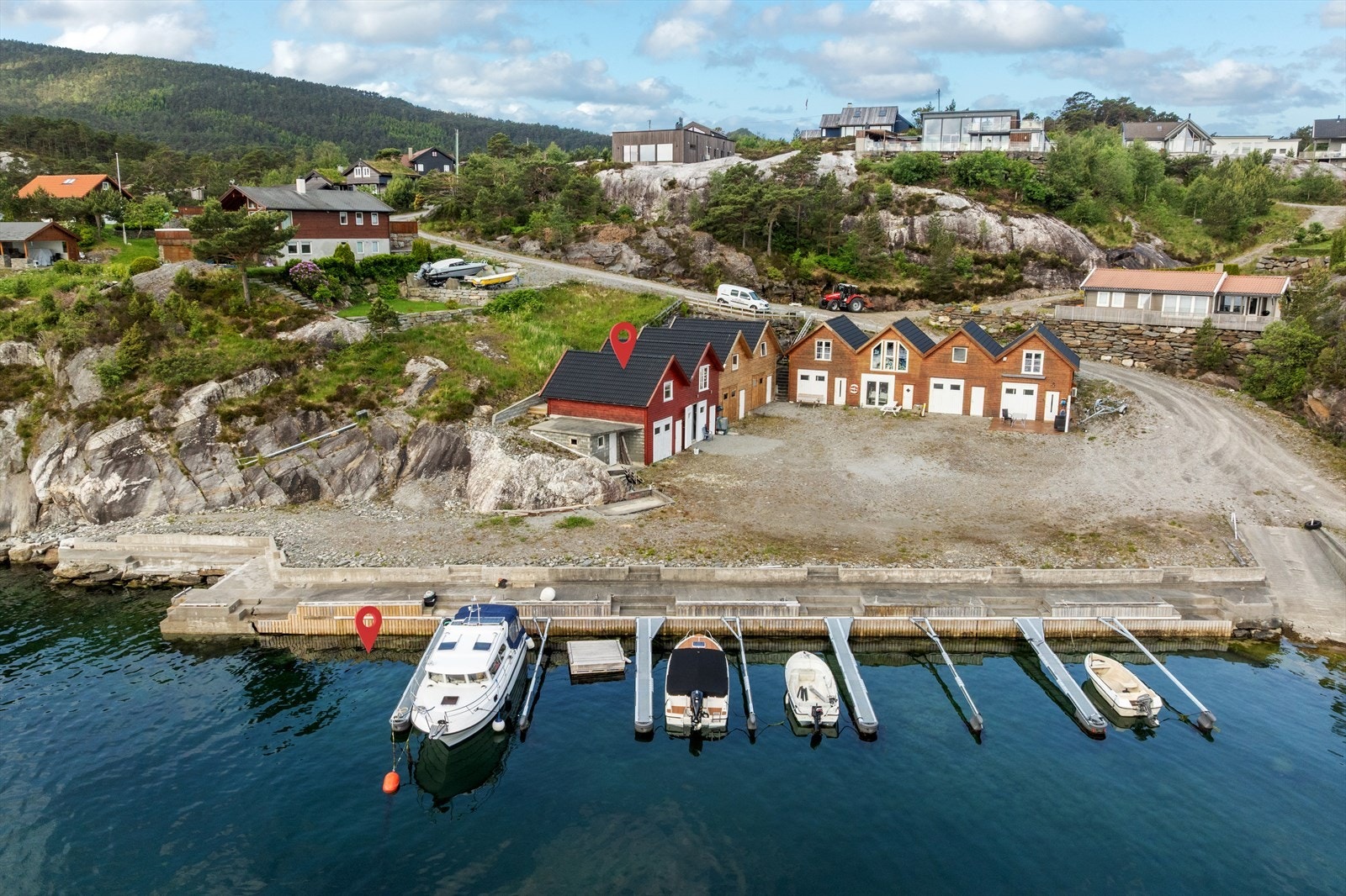 Naust i Nordre Buvika med båtplass og tilhørende sjøbod Galleribilde