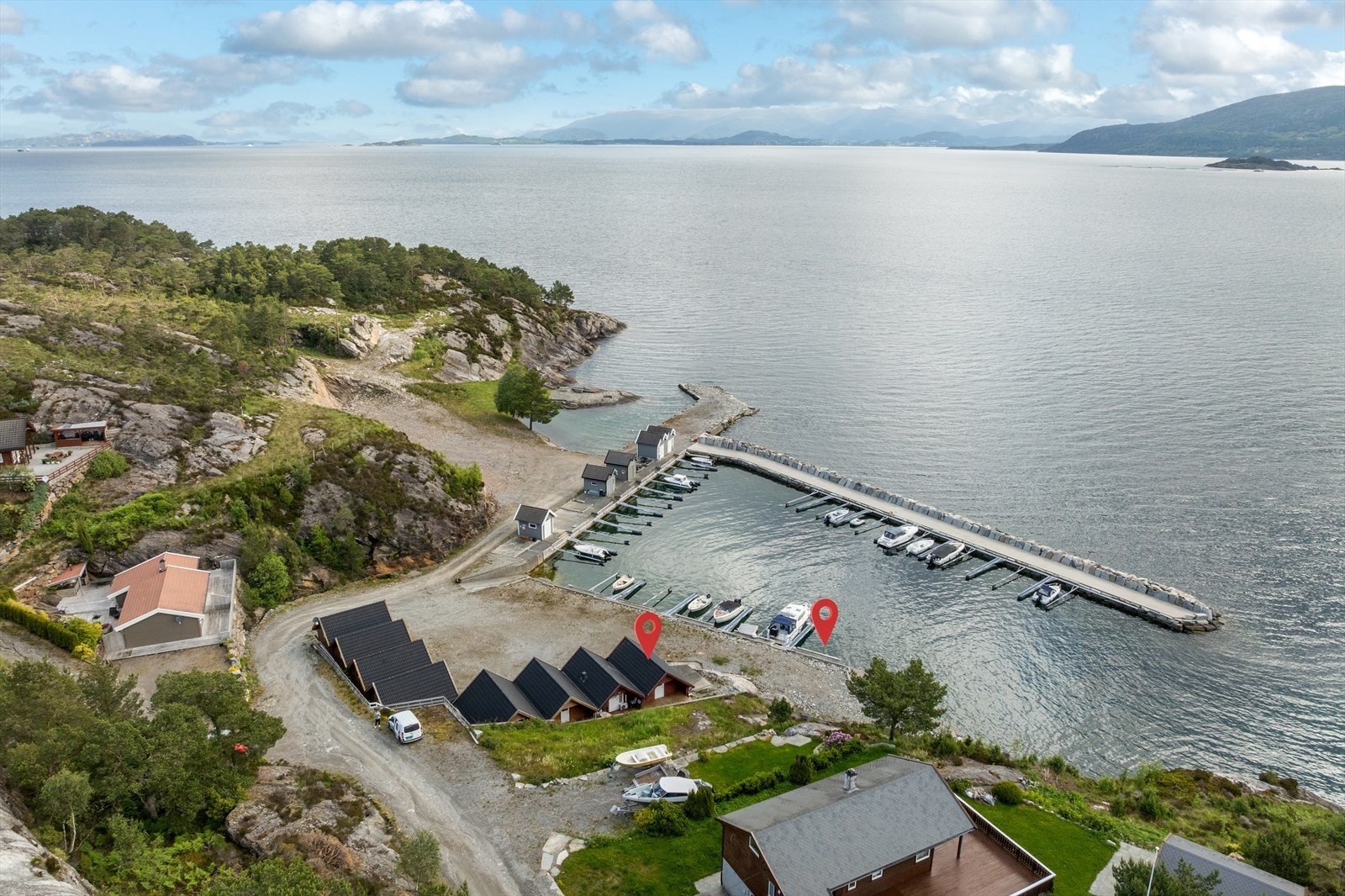 Nordre Buvika er beliggende i innløpet til Ålfjorden og med umiddelbar tilgang til Hardangerfjorden. Ypperlig utgangspunkt til flotte dagsturer i båt og med gode fangstmuligheter Galleribilde