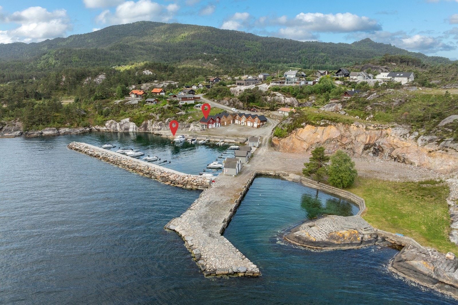 Her ligger båten godt skjermet bak molo og kort avstand til tilhørende flott fellesområde til høyre i bilde Galleribilde