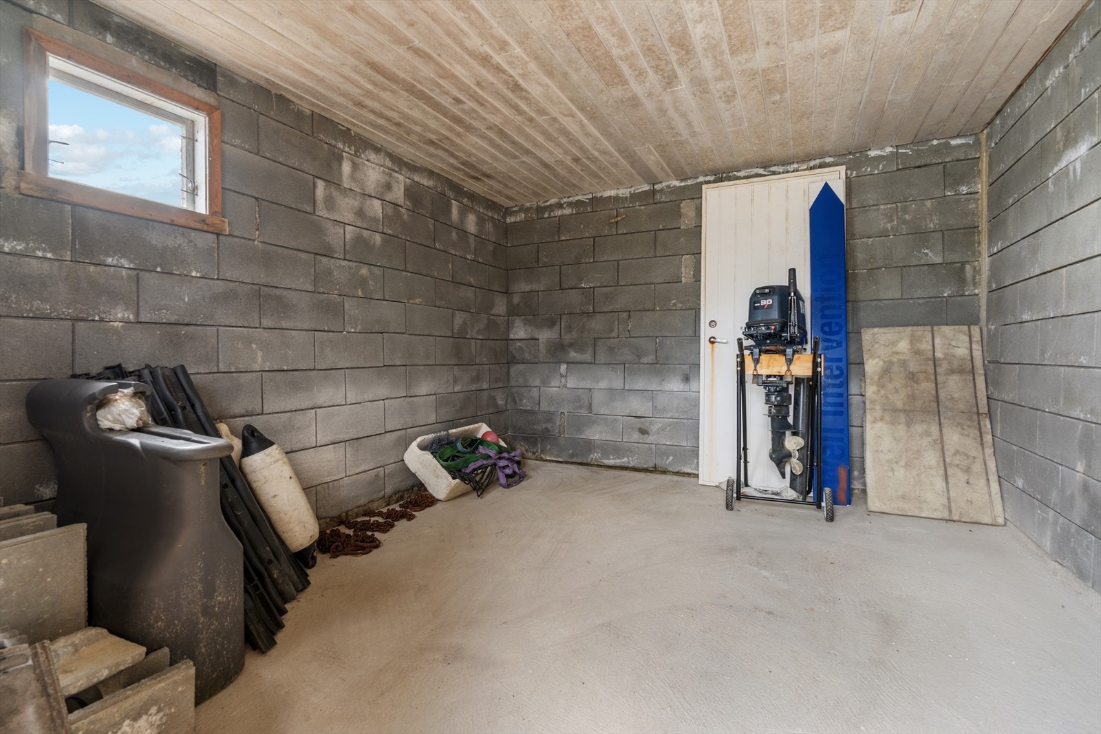 Tilhørende sjøbod ved siden av naustet Galleribilde