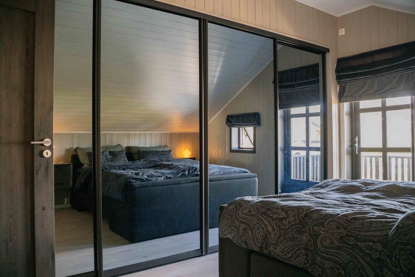 Utgang til en balkong fra soverommet. Galleribilde