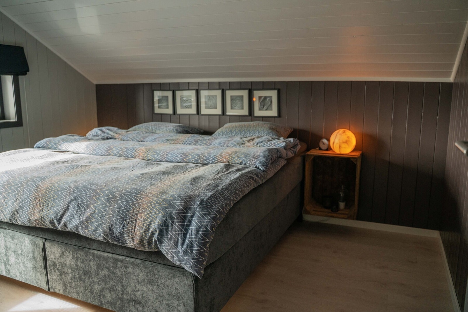 Soverom med god plass til dobbeltseng og nattbord. Galleribilde