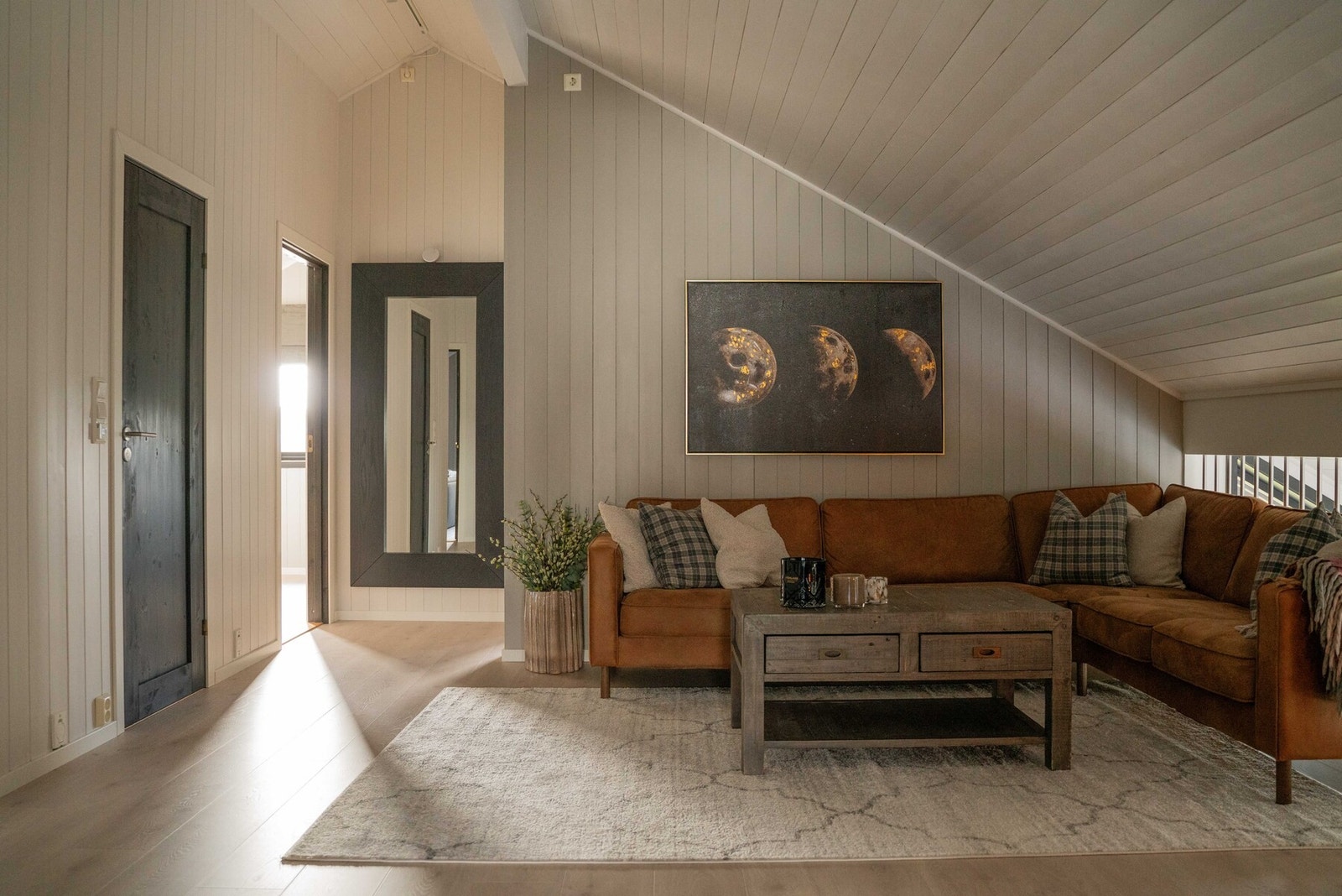 Stuen i 2. etasje med plass til TV og sofagruppe. Galleribilde