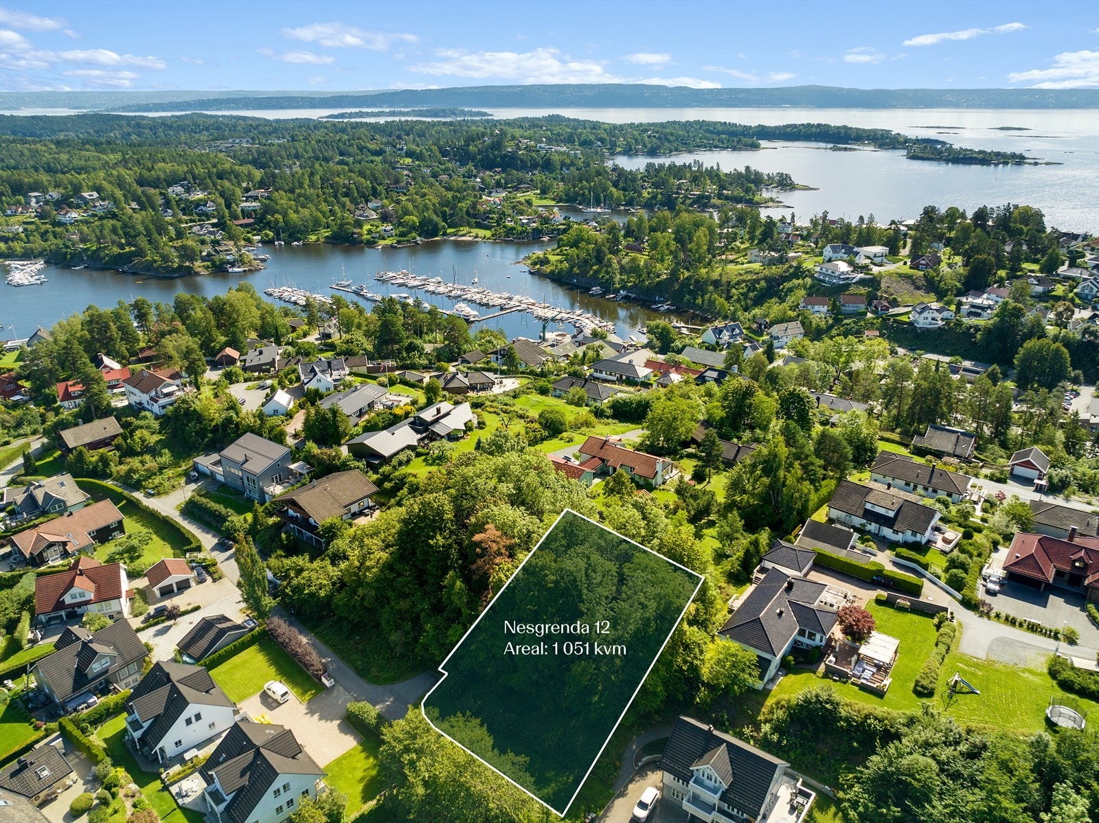 Tomten ligger i et populært villastrøk og har umiddelbar nærhet til Oslofjorden. Galleribilde