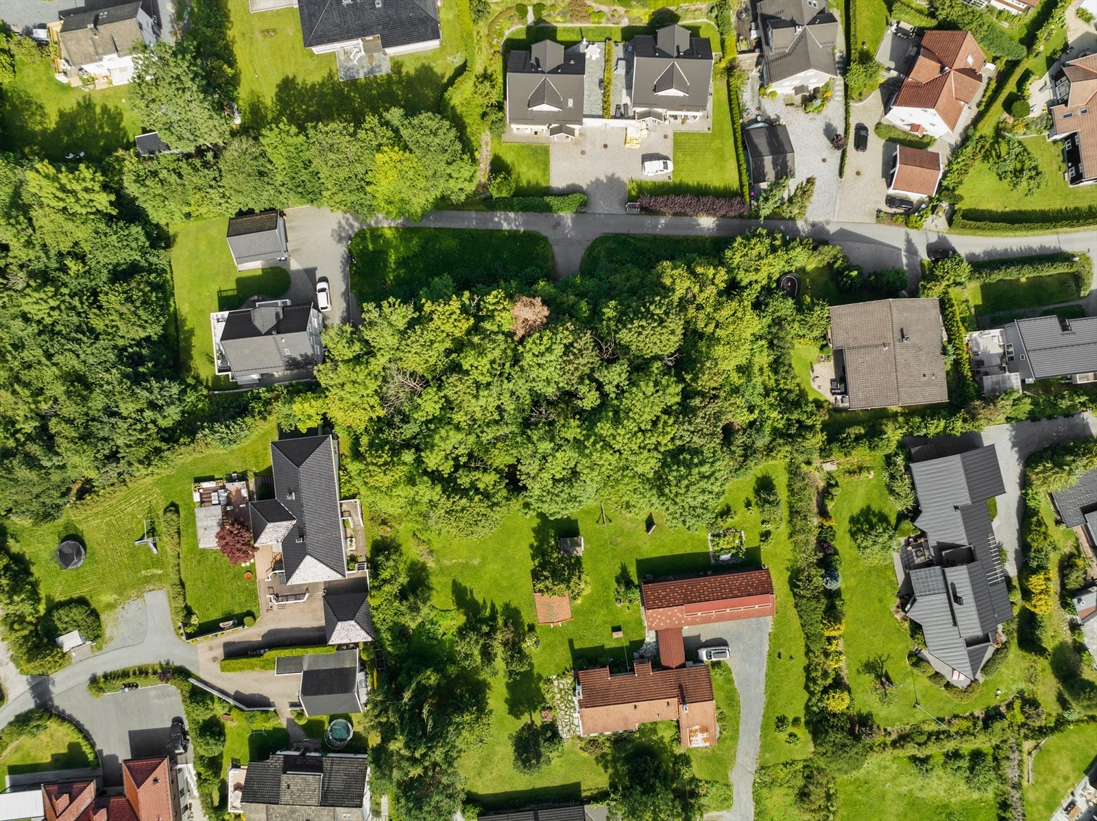 Tinglyst rett til privat ledningsnett, adkomstrett og tilgang til brannkum. Det ligger ledninger som grenser til eiendommen. Se kart. Galleribilde