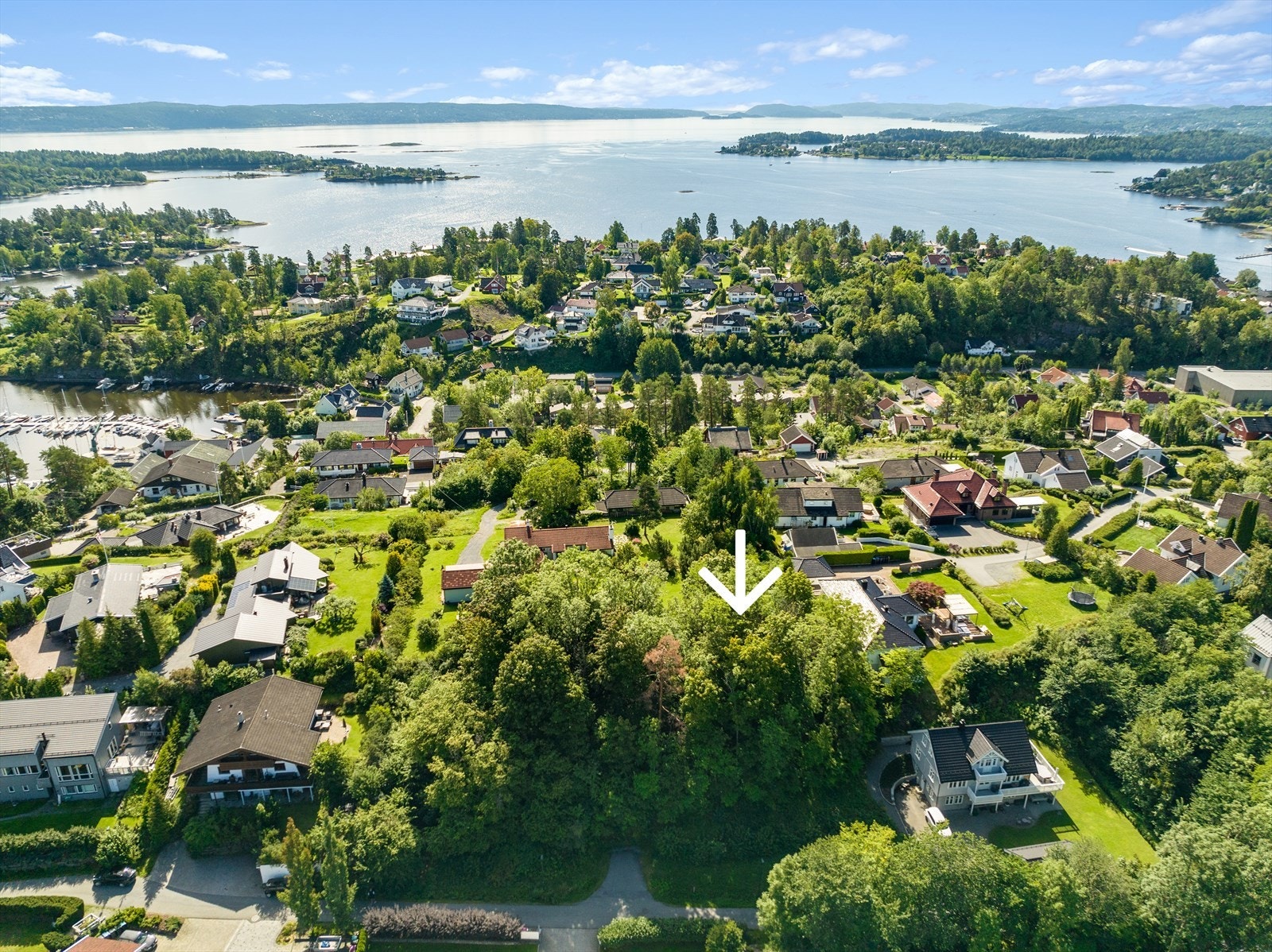 Tomten har en praktfull beliggenhet i blindvei. Meget solrikt og rolig område. Galleribilde