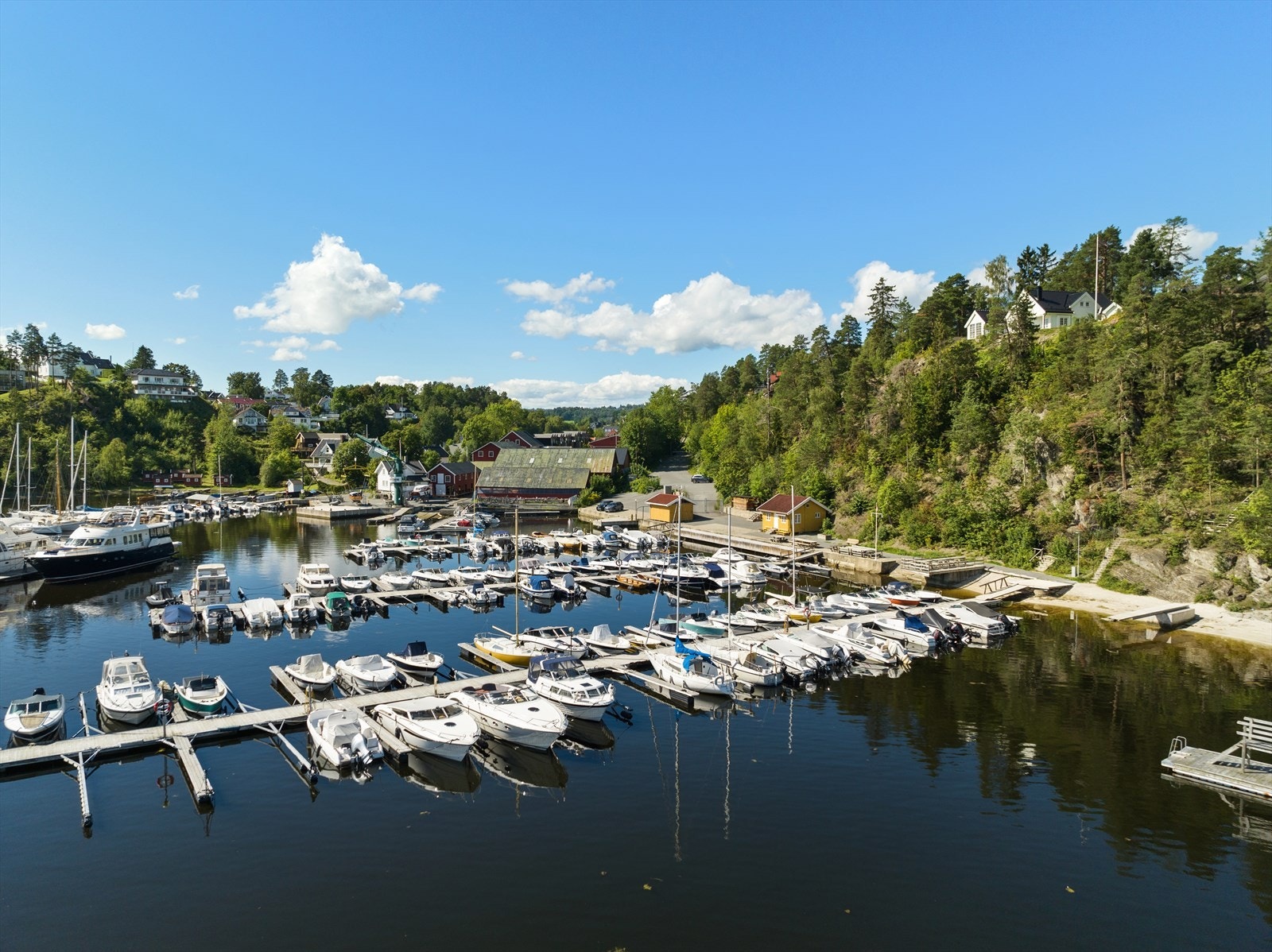 Vellet har også egen båtforening, med mulighet for leie av båtplass ved ledig kapasitet. Galleribilde