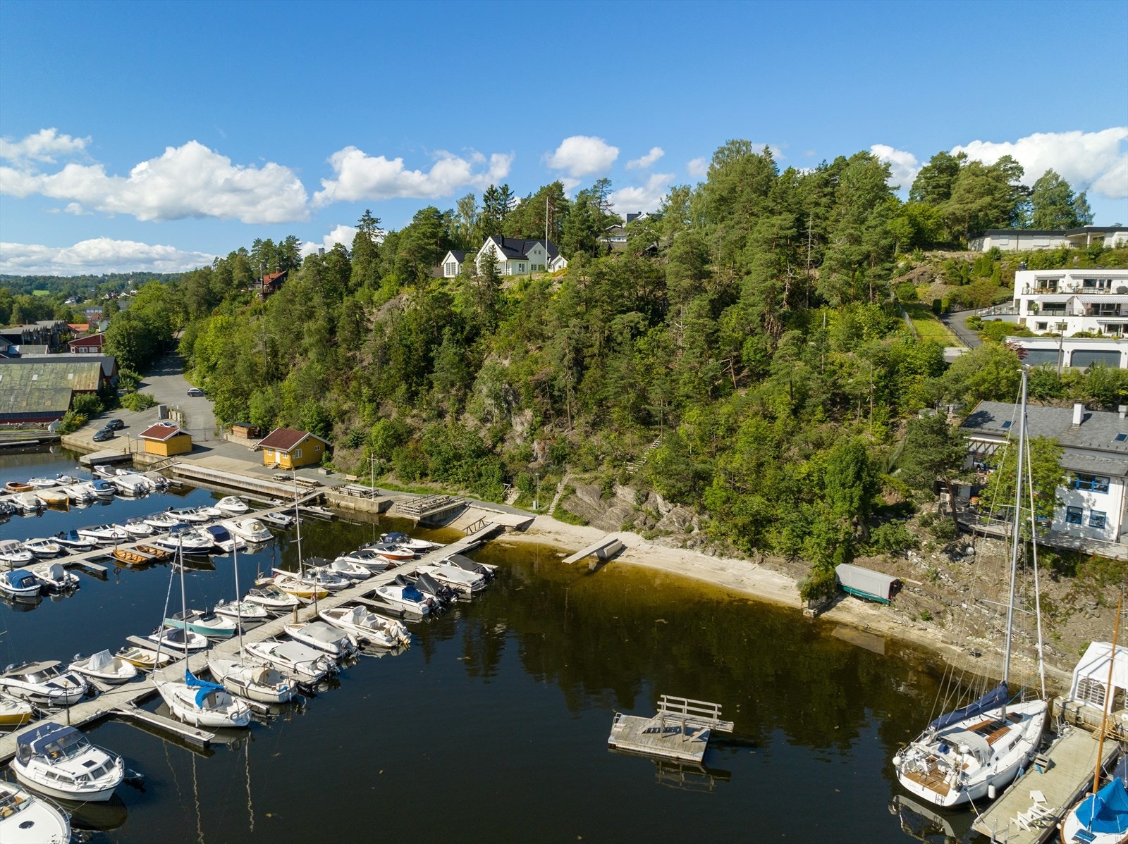 Det er kun få minutters gange til en badestrand for vellet som ligger ved Nesbukta. Galleribilde