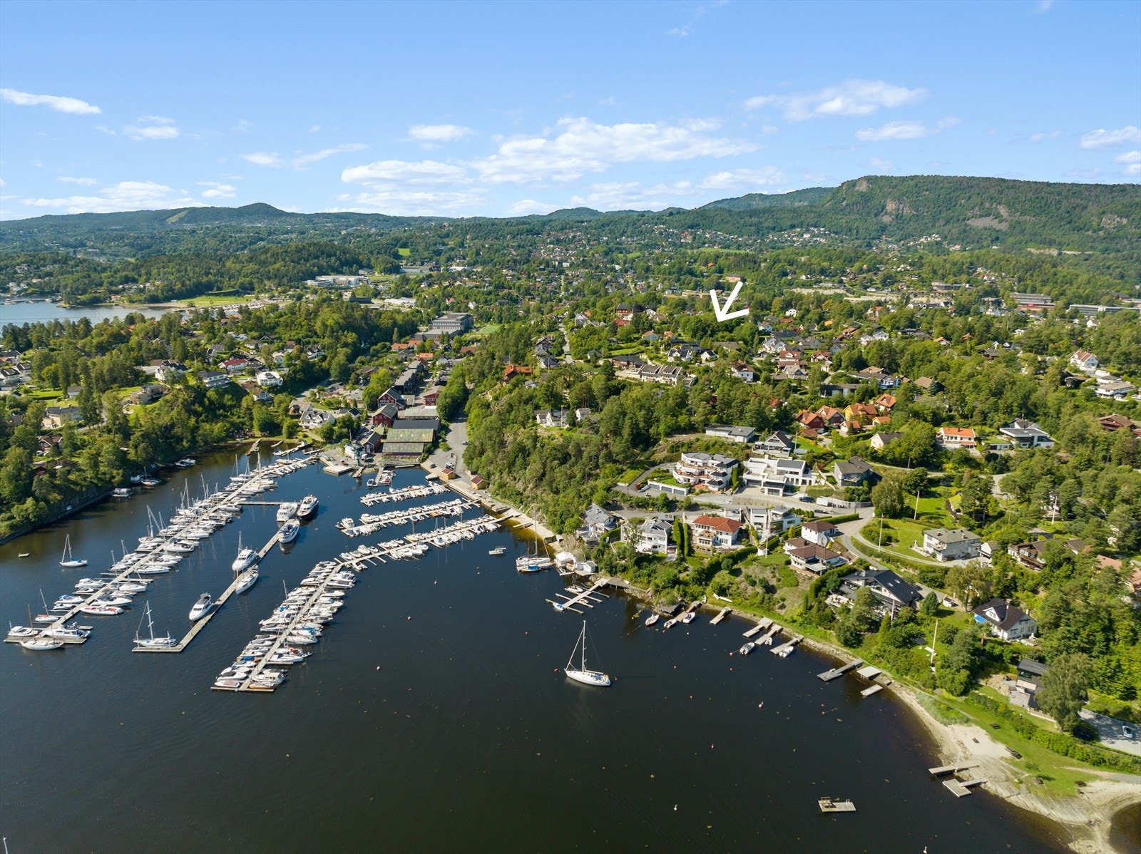 Eiendommen ligger rolig til i blindvei i attraktive og barnevennlige omgivelser på Mellom-Nes / Øvre Nes i Asker. Galleribilde