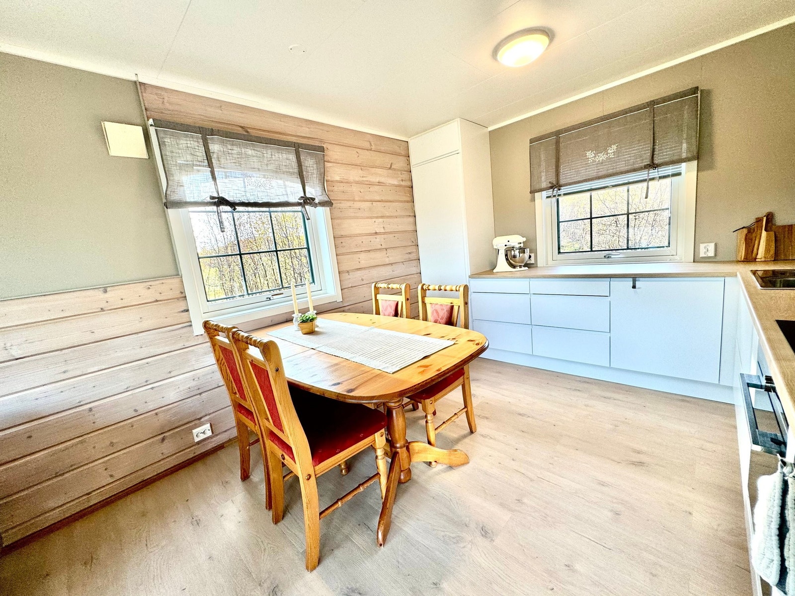 Kjøkken med romslig spiseplass Galleribilde