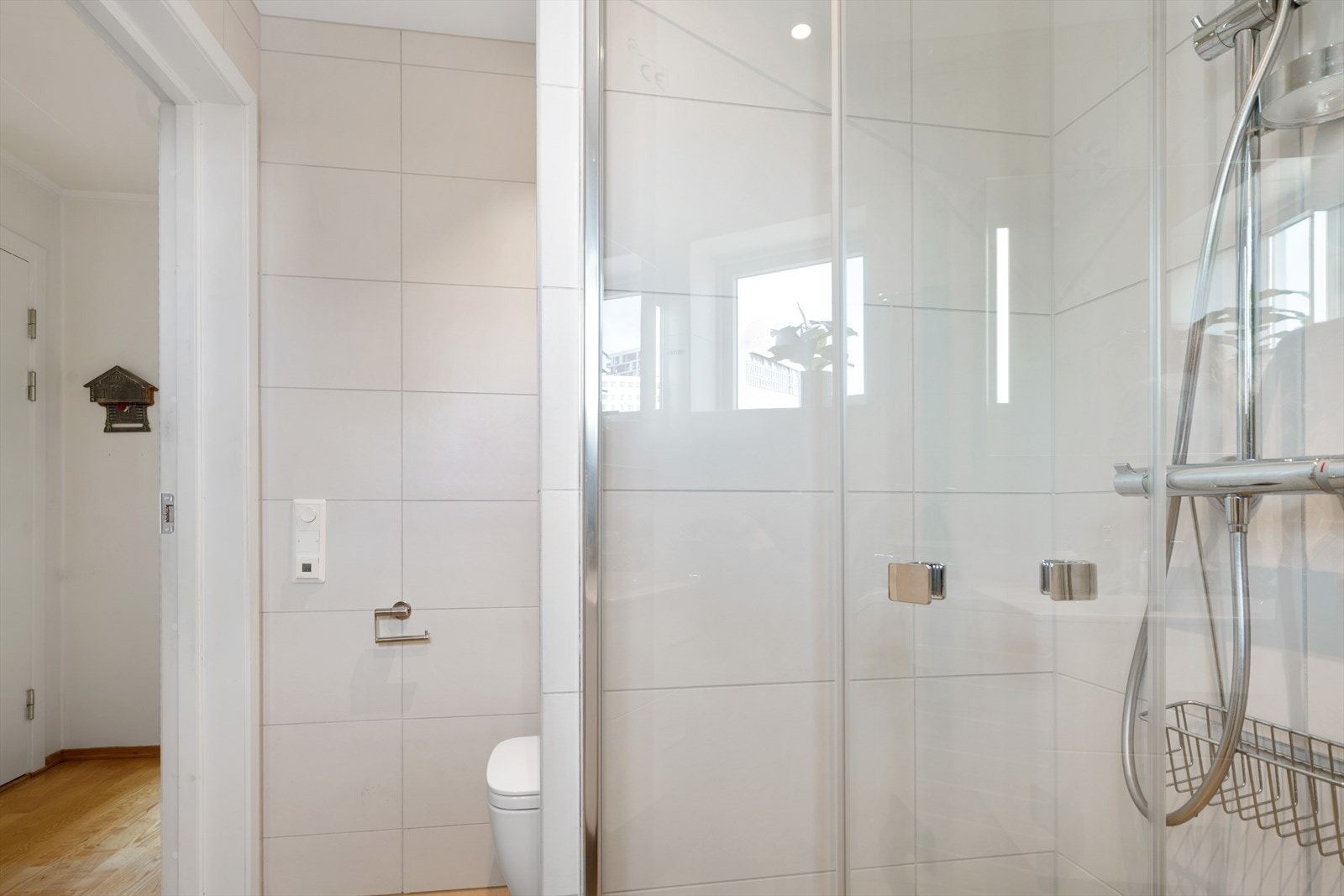 Downlightsbelysning i himling og vegghengt wc i separat nisje. Galleribilde
