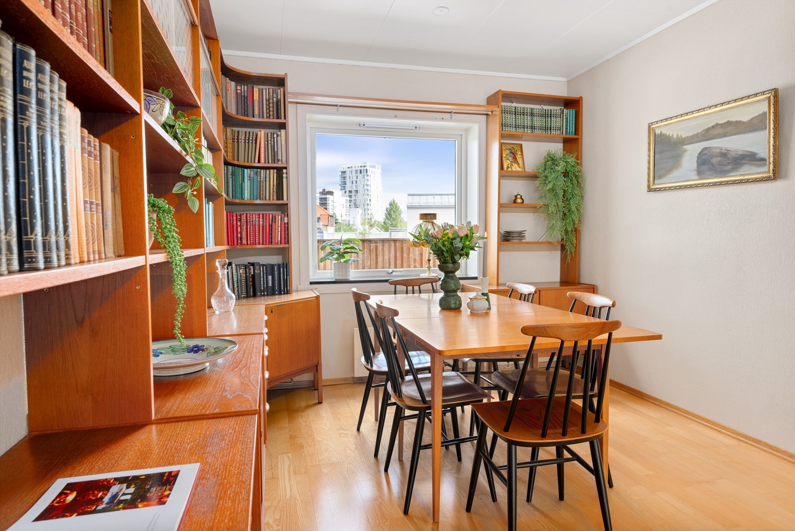 I spisestuen står en klassisk spisestue i teak - en tidløs favoritt som passer perfekt inn i det gjennomførte retrointeriøret. Galleribilde