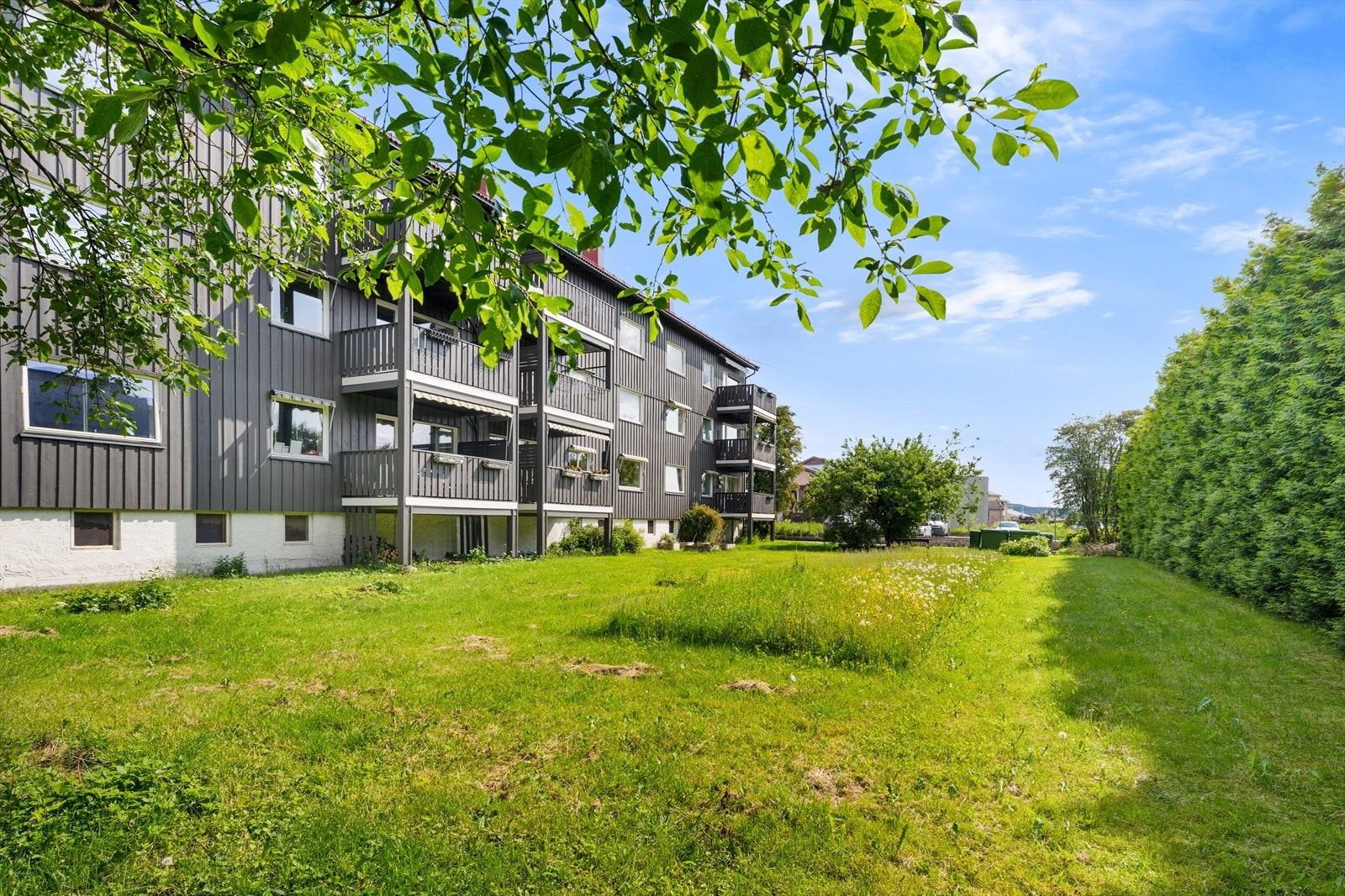 Aktiv Eiendomsmegling ved Solveig Granlund har gleden av å presentere Fabrikkgata 18 i Lillestrøm - En perfekt beliggenhet midt i hjertet av Lillestrøm, en levende by med småbyfølelse og alt du trenger i umiddelbar nærhet. Galleribilde