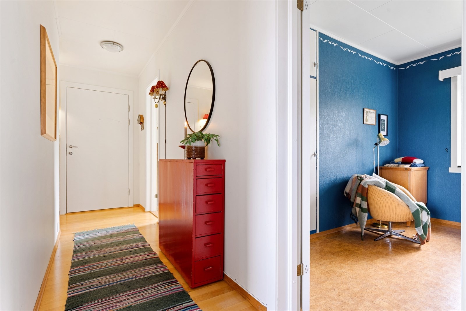 Gangen har lyse og slette veggflater med 3-stavs parkettgulv. Galleribilde