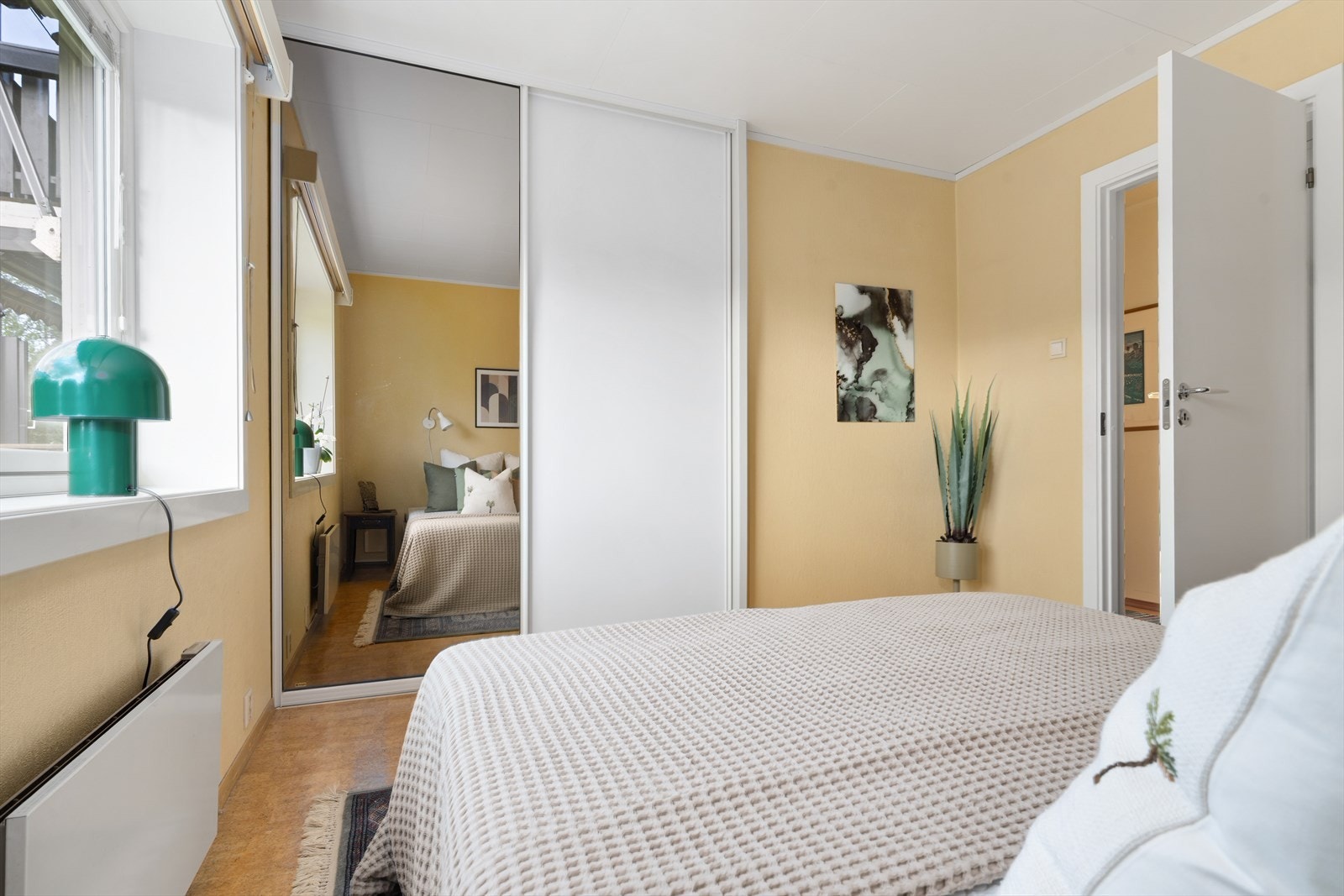 Soverommet har en takhøy skyvedørsgarderobe med generøs plass for oppbevaring. Galleribilde
