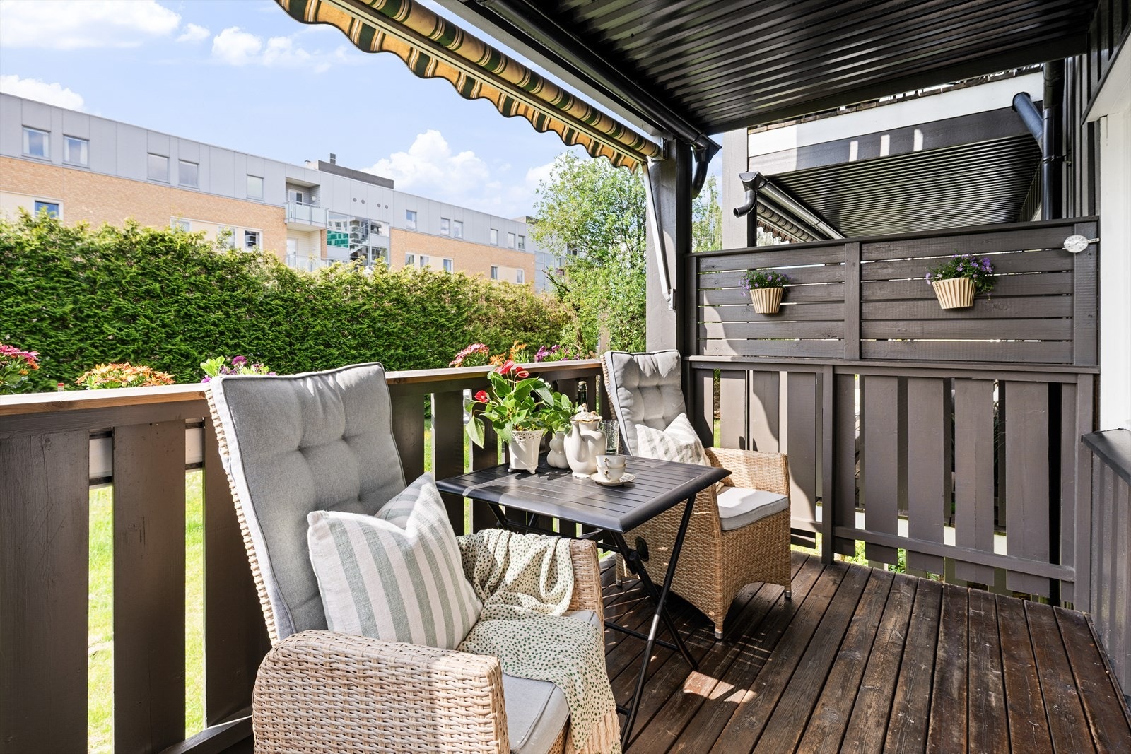 Usjenert uteplass med god plass til sittegruppe, grill ol. Galleribilde